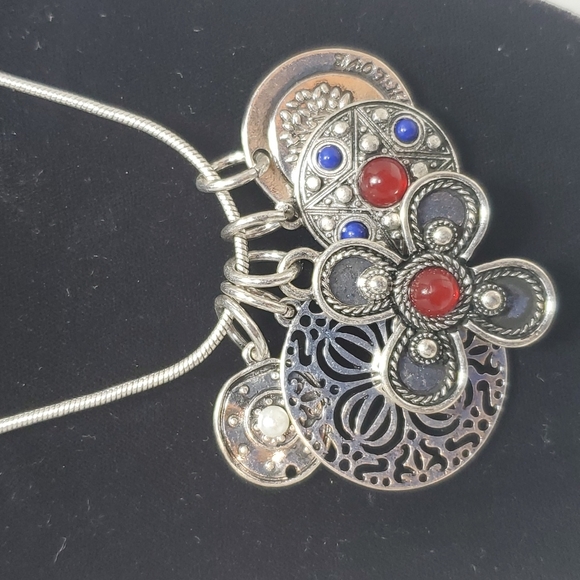 Ruff hewn silver necklace with charms - Picture 2 of 4